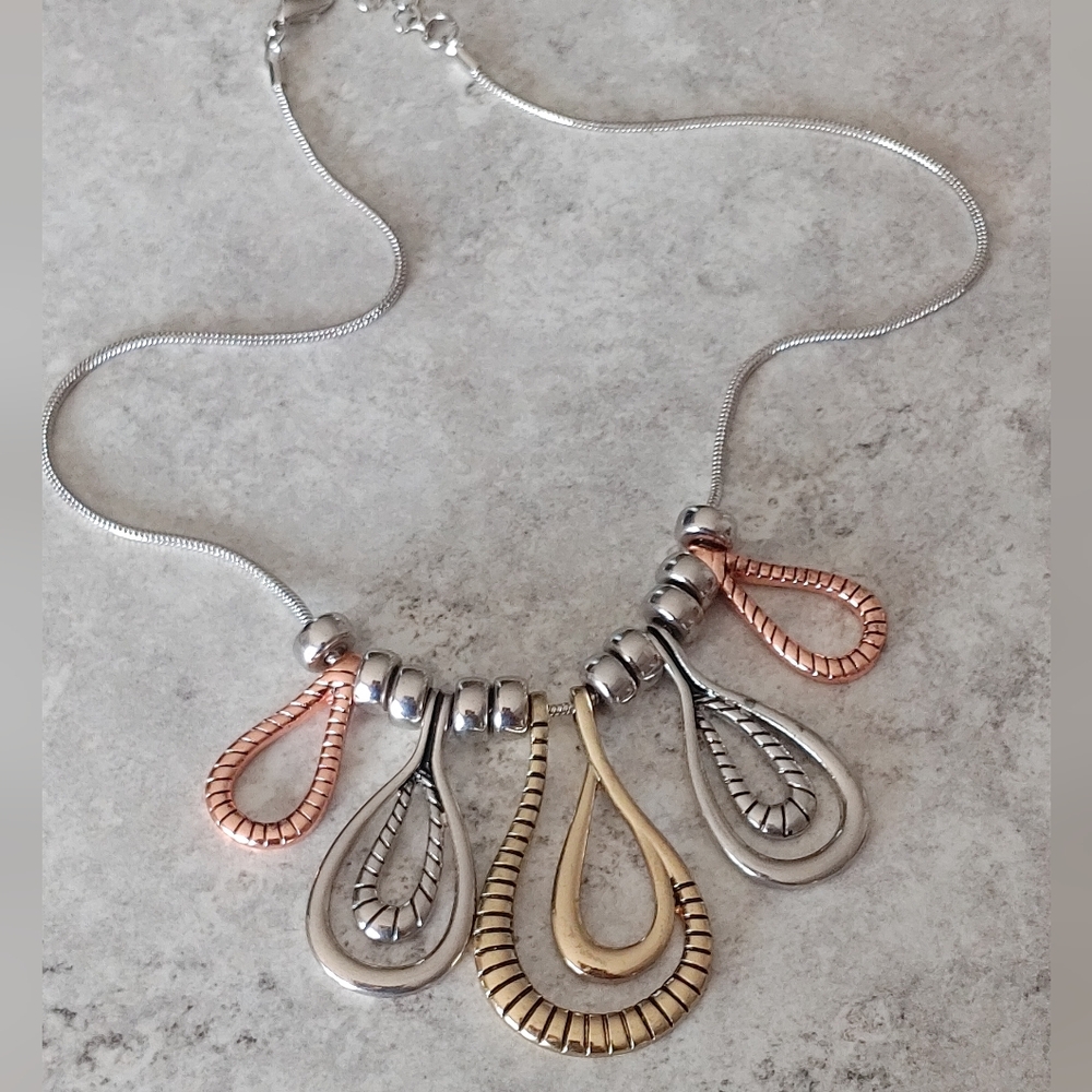 Elegant Three-Tone Teardrop Necklace - Picture 2 of 8
